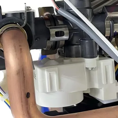 Double système de servo-commande de débit d'eau